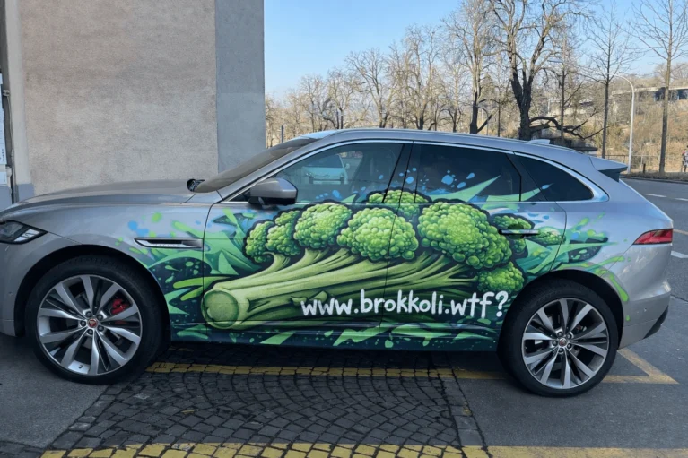 Ein Brokkoli Graffiti an einem Jaguar - www.brokkoli.wtf