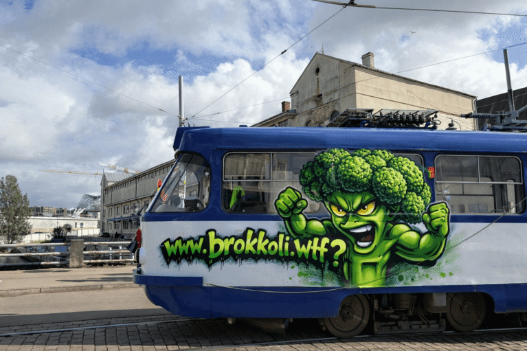 Ein Tram in Poznań mit einem grossen Brokkoli Graffiti drauf - www.brokkoli.wtf
